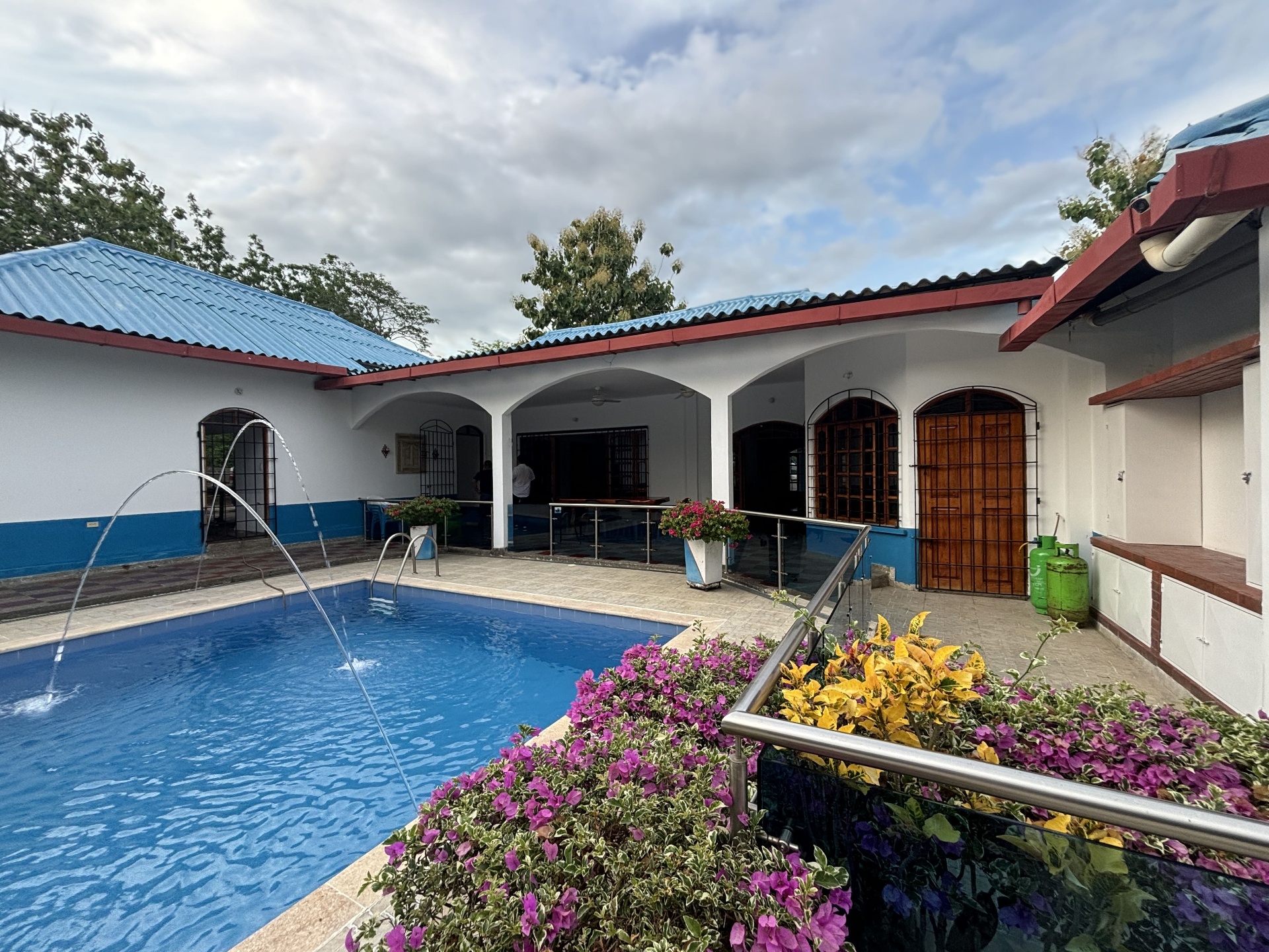Piscina Turquesa con fuentes y arcos